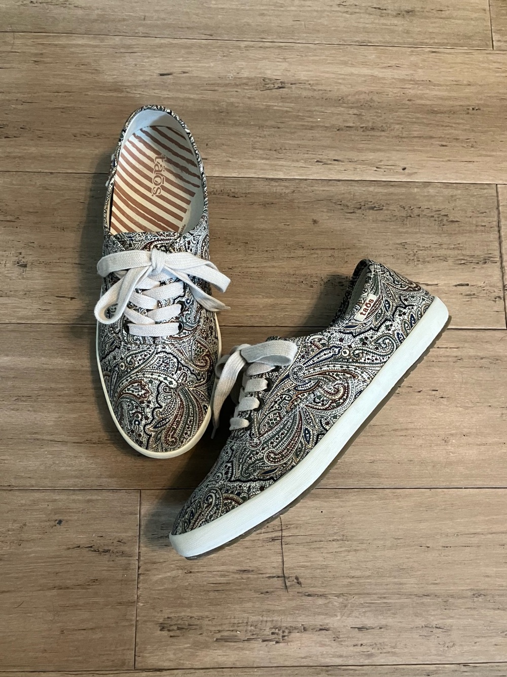 Taos paisley brown/red lace up women’s sneakers. Size 9